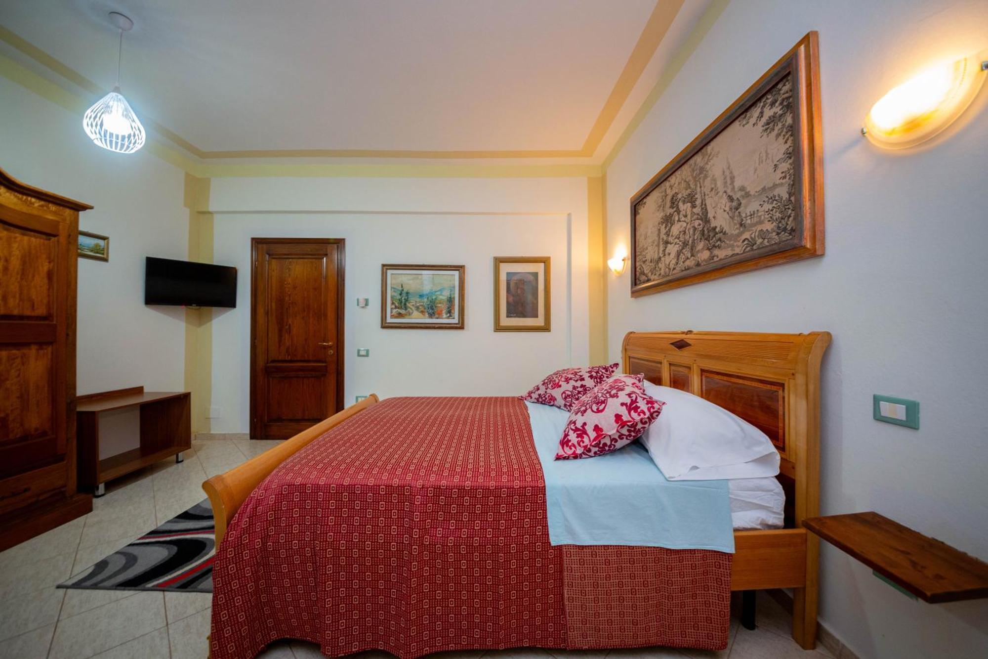 Hotel "San Saena " Radhimë Екстериор снимка