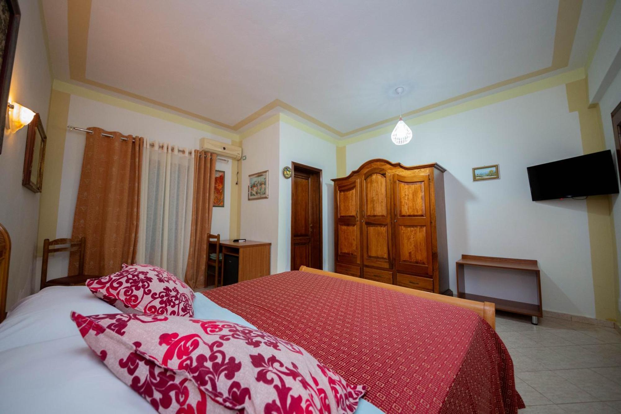Hotel "San Saena " Radhimë Екстериор снимка